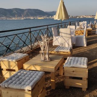 Salon en Bois : tables, bancs, cubes et autres éléments